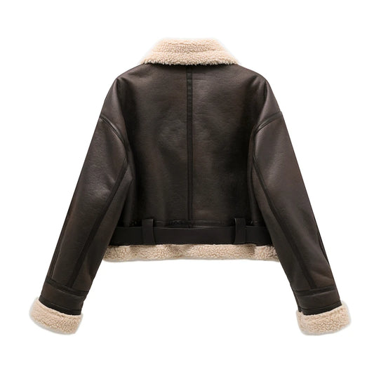 Jaqueta aviador feminina com acabamento em couro, para um look de inverno estiloso