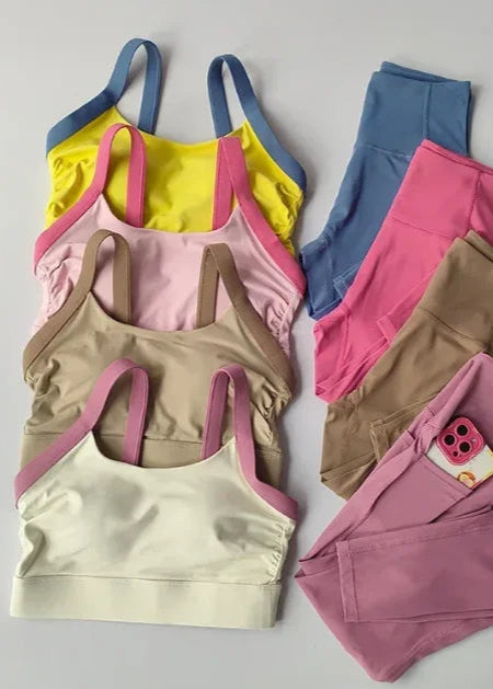 Conjunto de ioga esportiva com costas cruzadas e leggings fitness